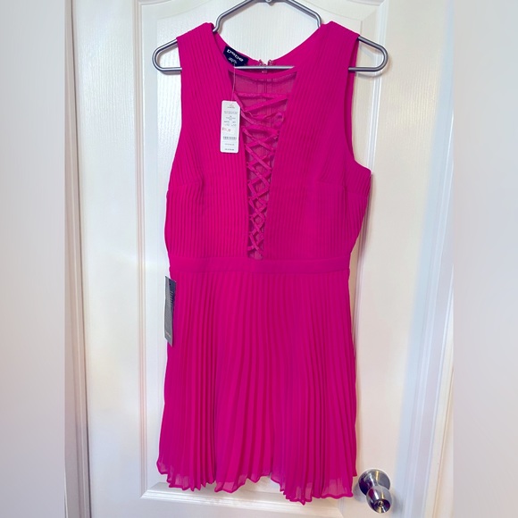 NWT bebe pleated chiffon type material pink dress size 10 - Picture 2 of 6